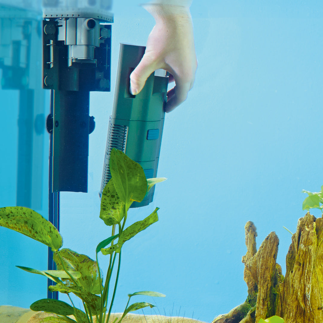 Central Oase BioPlus filter for aquatic systems, featuring durable design and advanced filtration components.